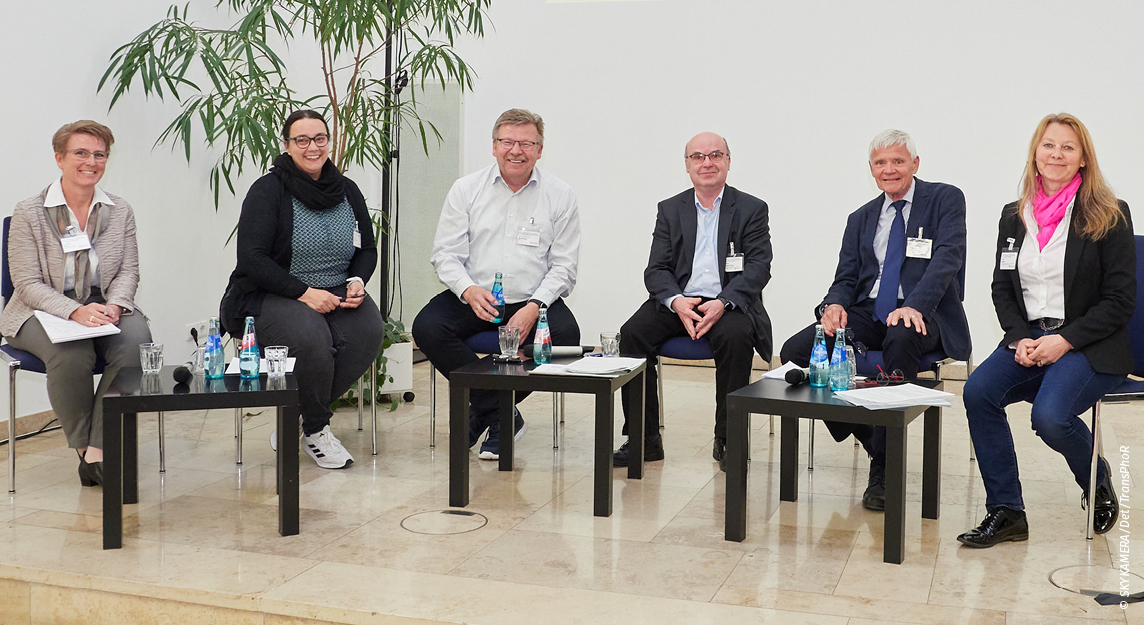 Teilnehmende der Podiumsdiskussion: Dr. Marina Ettl, Dr. Stephanie Fischinger, Prof. Dr. Karl-Georg Schmelz, Herr Hans-Walter Schneichel, Prof. Dr.-Ing Johannes Pinnekamp, moderiert von Simone Apitz (v.l.n.r.). © SKYKAMERA/Det/TransPhoR
