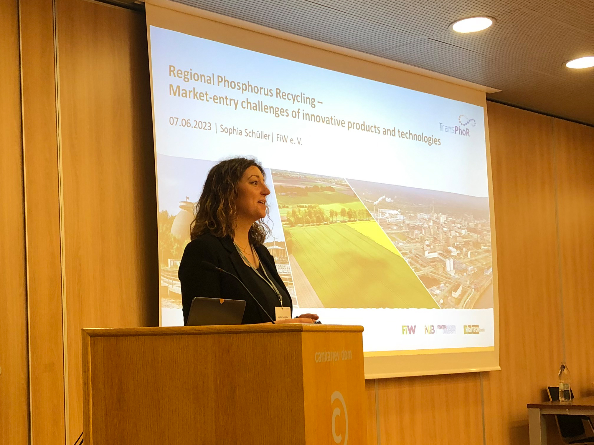 Vortrag von Sophia Schüller (FiW e. V.) zum Thema Phosphor-Recycling im BMBF-Förderprojekt RePhoR. © FiW e. V.