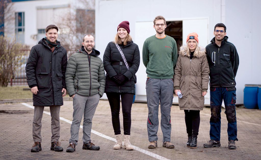 Das Drehteam von Hupp-Dobusch, Sophia Schüller (FiW e. V.) vom Begleitvorhaben TransPhoR sowie das Projektteam von VKD von der Pilotanlage in Markranstädt. © Hupp-Dobusch