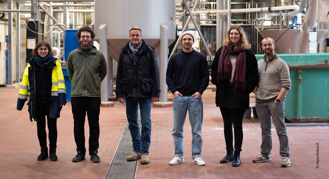 Beim Dreh vor Ort: Frau Stefanie Meyer der Stadtentwässerung Braunschweig, Andreas Kolb und Prof. Thomas Dockhorn der TU Braunschweig sowie das Produktionsteam von Hupp-Dobusch und Sophia Schüller (FiW e. V.) vom Begleitvorhaben TransPhoR. © Hupp-Dobusch