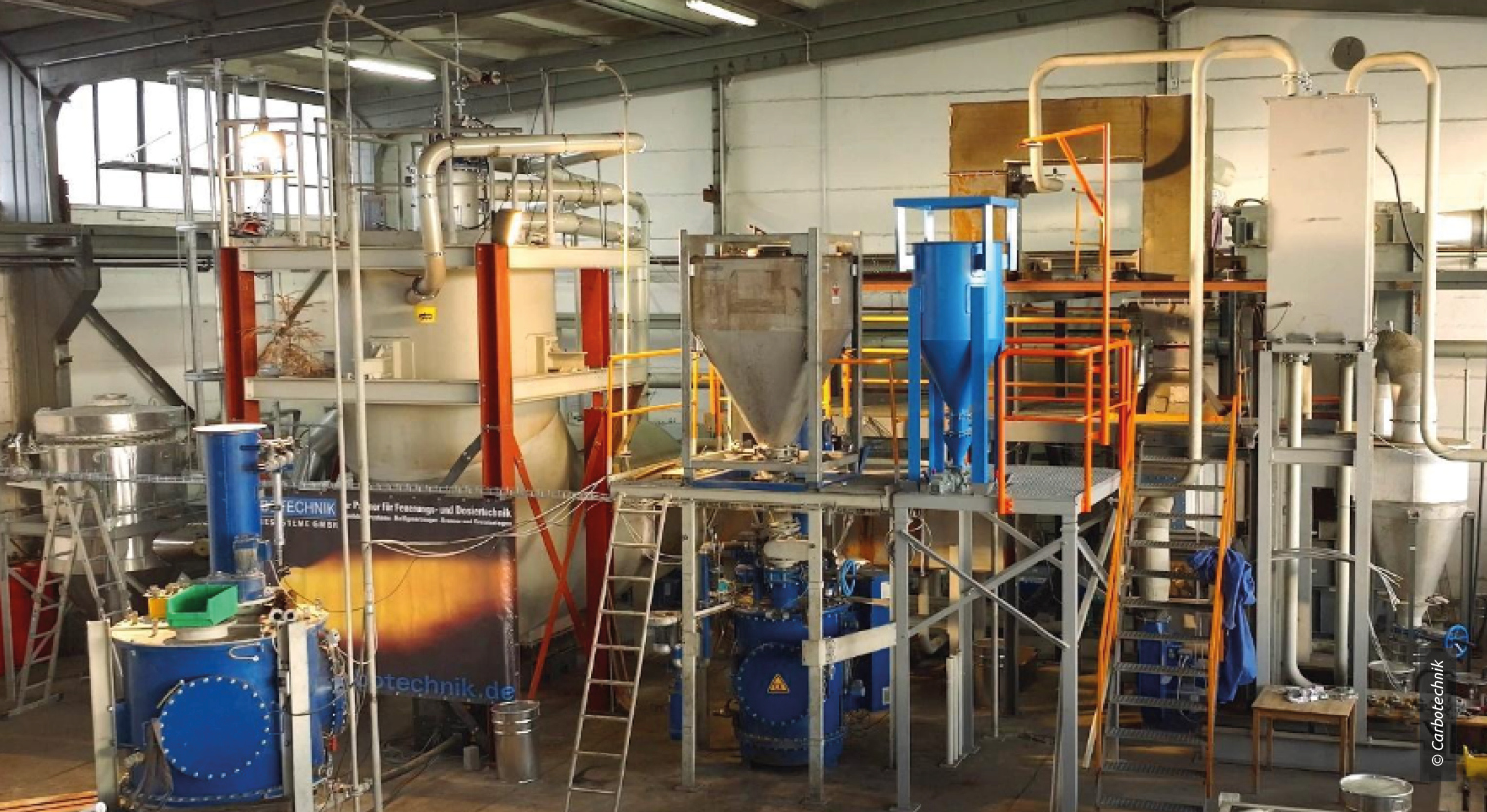 Bild 1: Pilotanlage Staubfeuerung mit Modulen Heißgasfilter und Additivdosierung (© Carbotechnik)